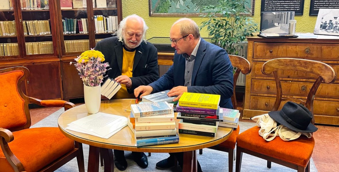 Krasznahorkai villámlátogatást tett a szentendrei könyvtárban