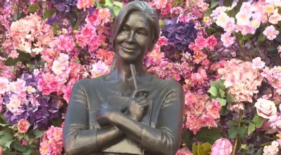 Leleplezték a Bridget Jones-szobrot: mit gondoltok róla?