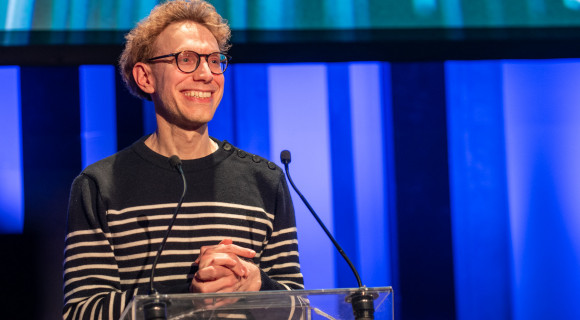 „Amikor kezdtem, meglepőnek számított, hogy egy autista ír” – interjú Daniel Tammet brit számzsenivel