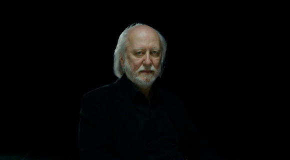 Miért választott Krasznahorkai László vörös nyakkendőt az első nyilvános megjelenésére?