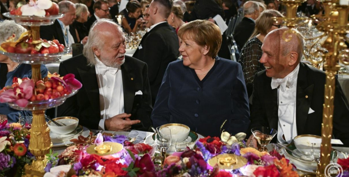Florian Herscht, figyelsz? Krasznahorkai László Angela Merkellel folytatott eszmecserét a Nobel-díszvacsorán