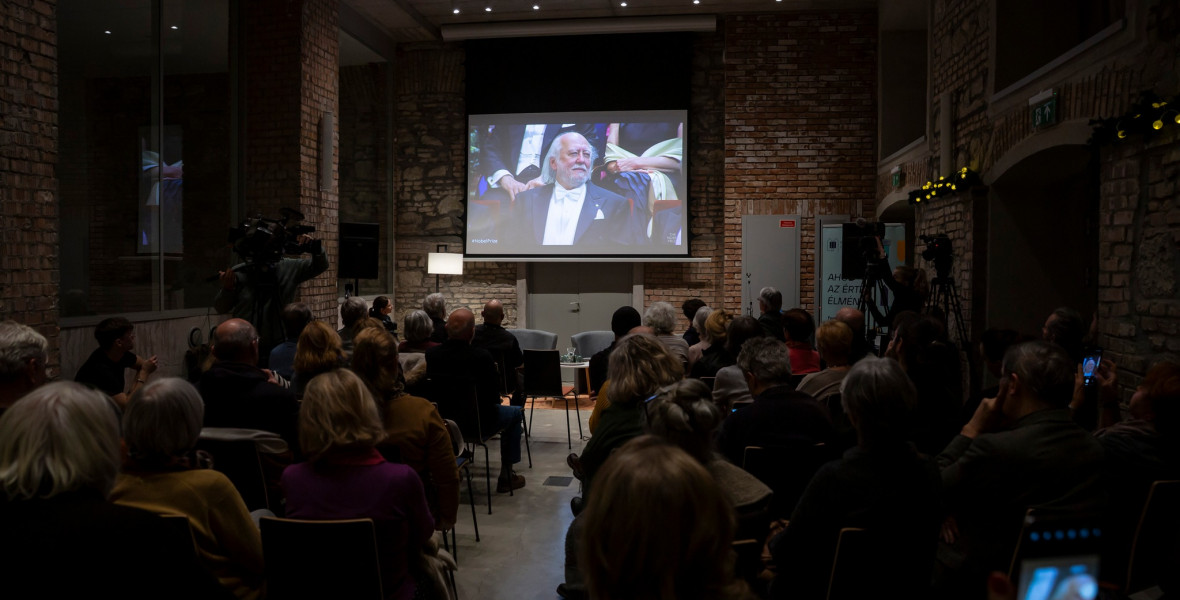 „Mindig is ilyen elegáns fekete lovag volt” – Krasznahorkai barátai így ünnepelték a Nobel-díj átadását