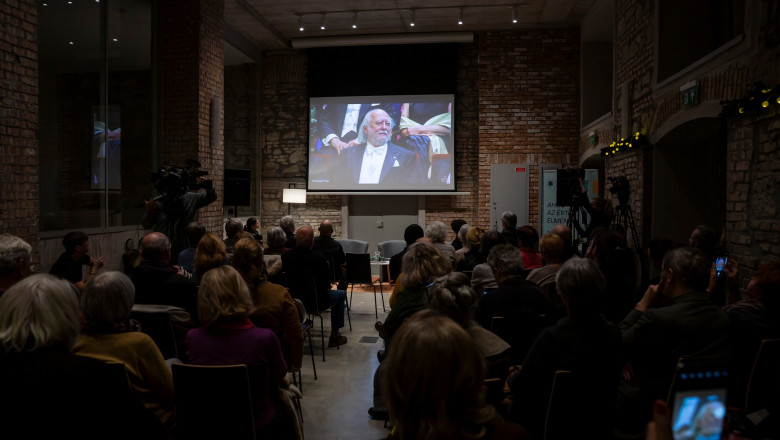 „Mindig is ilyen elegáns fekete lovag volt” – Krasznahorkai barátai így ünnepelték a Nobel-díj átadását