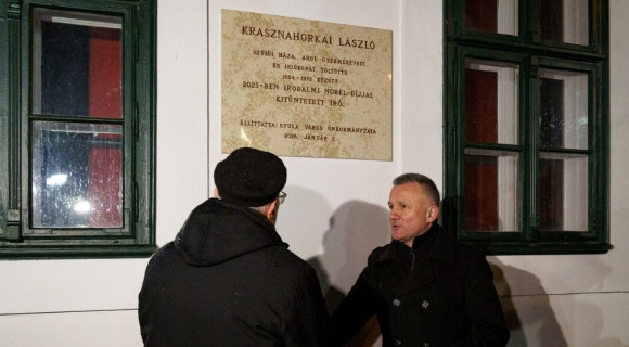 Emléktáblát avattak Krasznahorkai szülőházánál