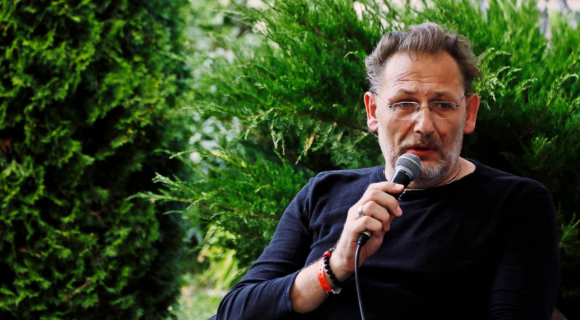 „Sosem olvastunk még ehhez hasonlót” – Bartis Attila regényét méltatja egy rangos külföldi díj zsűrielnöke