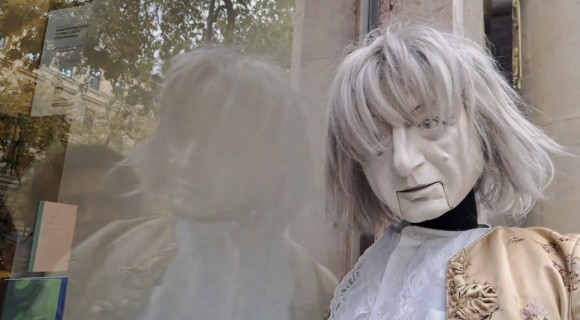 Életre kelt Esterházy, és egyből dedikálni indult