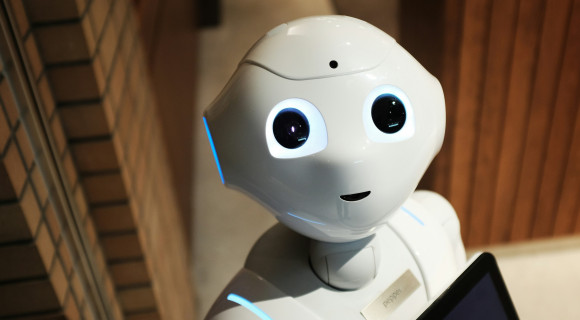 Elbocsátja fordítóit egy fontos francia kiadó, jönnek az AI-fordítások