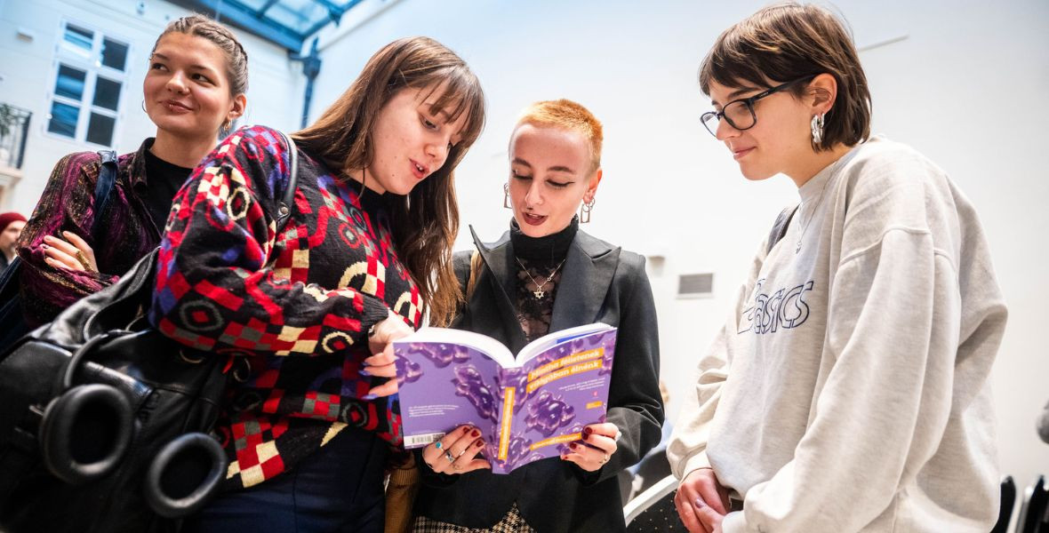 Mitől érdekes egy gimnazista élettörténete? – A Népszava közérzeti antológiájáról