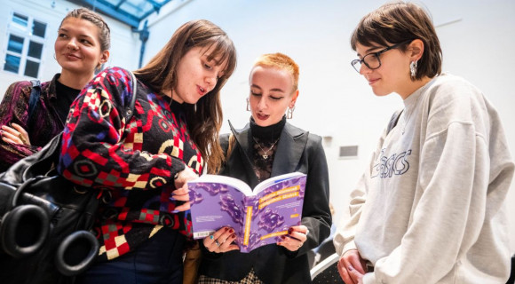 Mitől érdekes egy gimnazista élettörténete? – A Népszava közérzeti antológiájáról