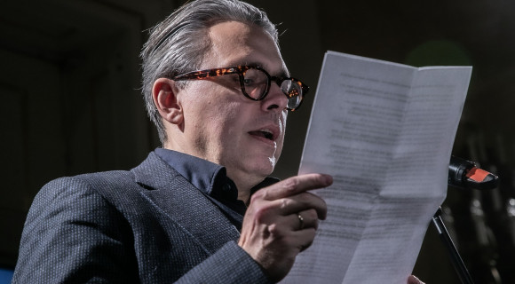 „Sokáig azt hittem, mindenkinek ugyanolyan nehéz olvasni, mint énnekem” – Dragomán György a diszlexiáról