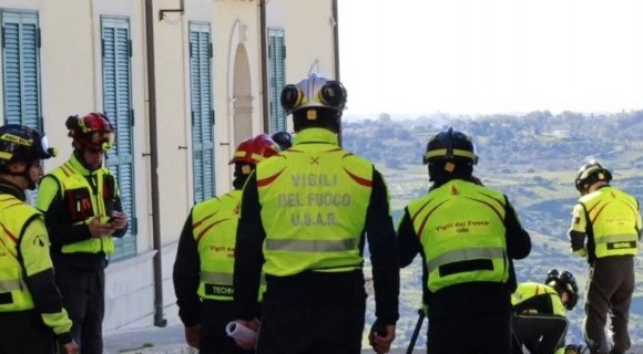 Egy szakadék szélén álló könyvtárból mentik a könyveket az olasz tűzoltók