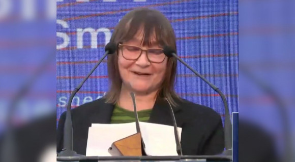 Ali Smith sír a boldogságtól, ha elképzeli a mostani Magyarországot