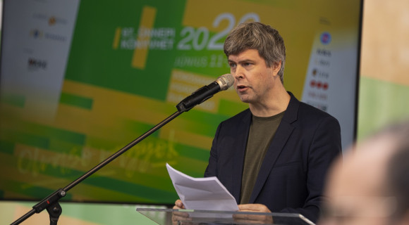 A bennfentes kívülálló – David Szalay megnyitotta az Ünnepi Könyvhetet