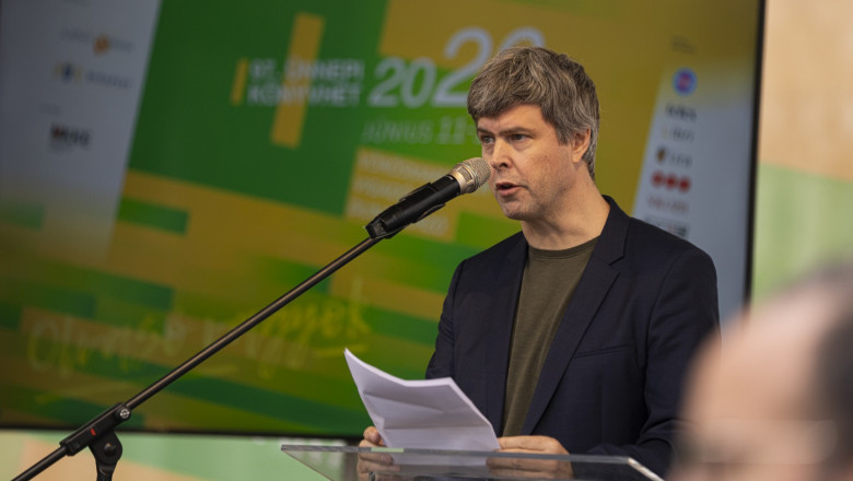 A bennfentes kívülálló – David Szalay megnyitotta az Ünnepi Könyvhetet