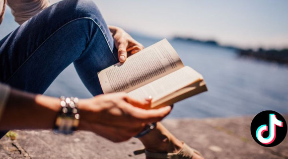 Ezeket a könyveket imádja a BookTok: 3 olvasnivaló nyárra