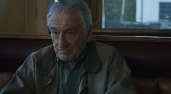 Feszült Netflix-thrillerben nyomoz Robert De Niro – itt van A Suttogó előzetese