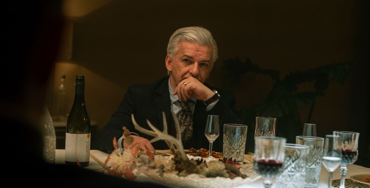 Cserhalmi György és Alföldi Róbert egy családi asztalnál tárják fel a generációs bűnöket