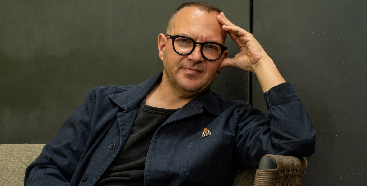 A techcégek meg akarják győzni az embereket, hogy az AI-jal istent teremtettek – interjú Cory Doctorow íróval