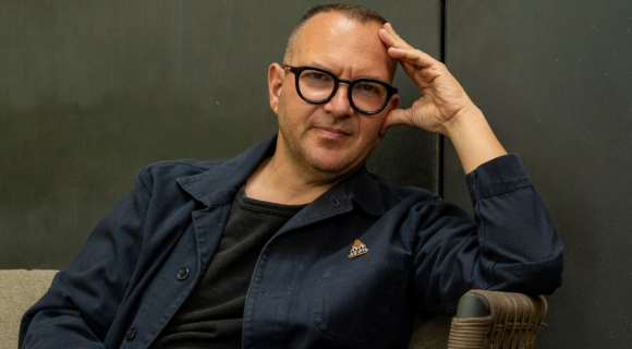 A techcégek meg akarják győzni az embereket, hogy az AI-jal istent teremtettek – interjú Cory Doctorow íróval