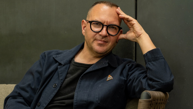 A techcégek meg akarják győzni az embereket, hogy az AI-jal istent teremtettek – interjú Cory Doctorow íróval