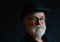 Gaiman szerint Pratchettet a düh és a szeretet vezérelte