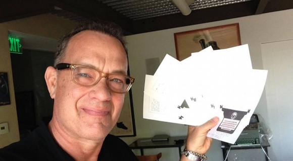 Budapesti, berlini, New York-i forgatásai alatt írta első novelláskötetét Tom Hanks