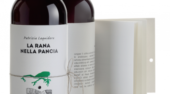 Olvasgass könyvet a borosüvegen!