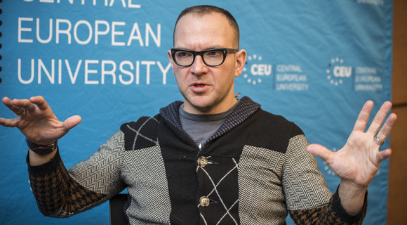 Cory Doctorow: A science fiction nem jósolja meg a jövőt, de elég jó képet ad a jelenről