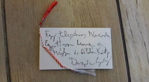 Kemény Zsófi egyik versét, Péterfy kéziratot, Závada személyes tárgyait ajánlotta fel