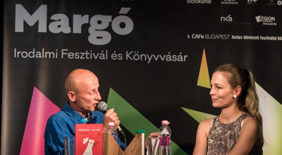 A Tankom hőse Forrest Gumpként trollkodja végig a nagypolitikát