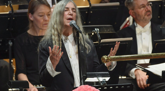 Bob Dylan nem ment el, Patti Smith bakizott a Nobel-díjátadón