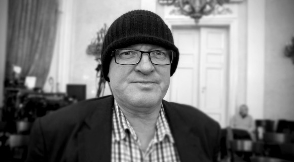 Kezében sportszatyor, vállán madár