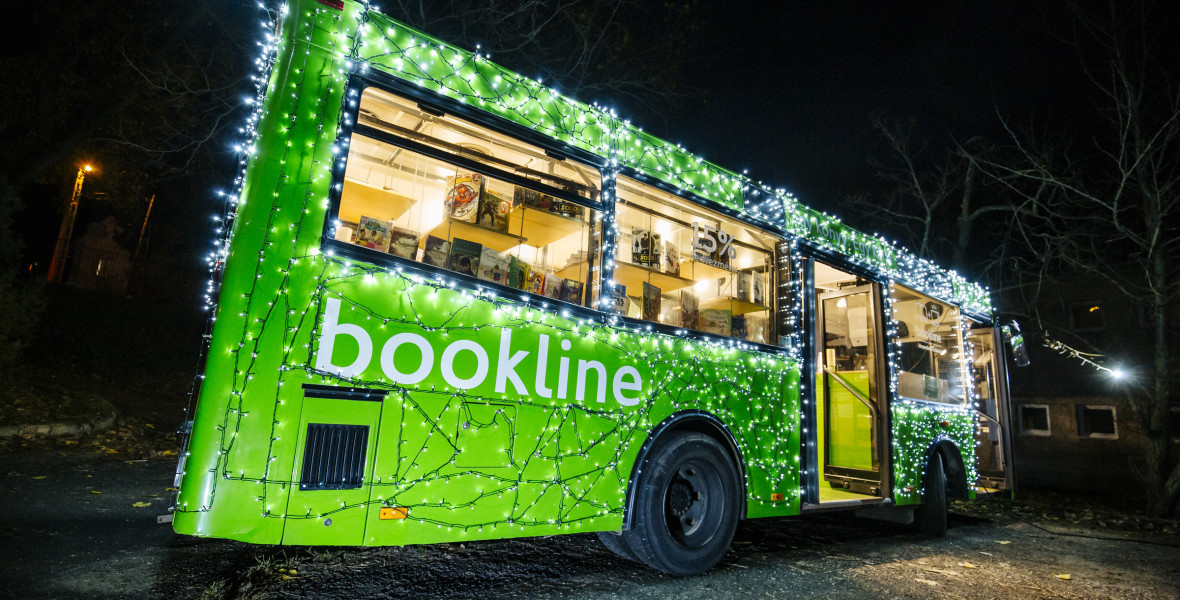 Fénybusszal járja a gyermekotthonokat a Bookline