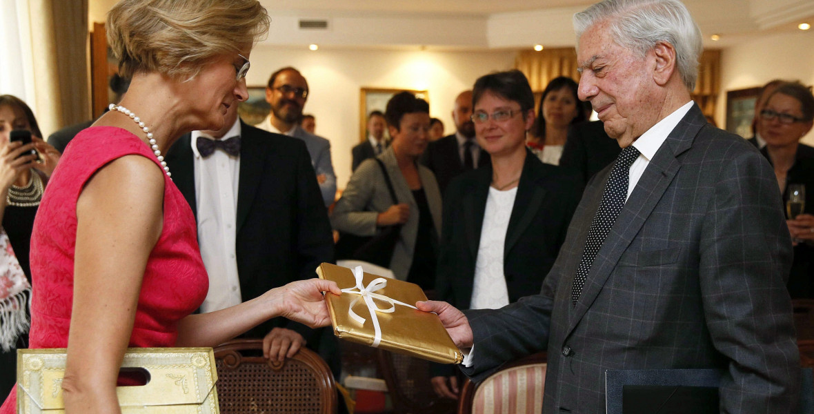 Az ELTE díszdoktora lett Mario Vargas Llosa