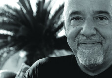 Paulo Coelho bocsánatot kért a francia barátaitól a brazil elnök szavai miatt