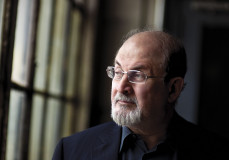 Salman Rushdie lélegeztetőgépen van és nem tud beszélni – nyilatkozta az ügynöke