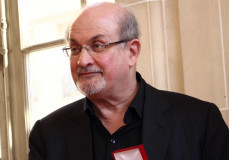 A Twitter Rushdie halálos fenyegetése miatt korlátozza az ajatollah fiókját