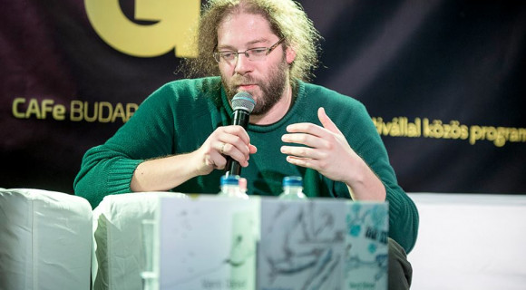 Varró Dani nem kíméli feleségét új hitvesi verseiben