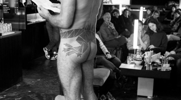 Meztelen férfiak Brontë-t olvasnak