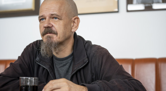 Fekete komédiának készült, horror lett az új Kim Leine-regényből