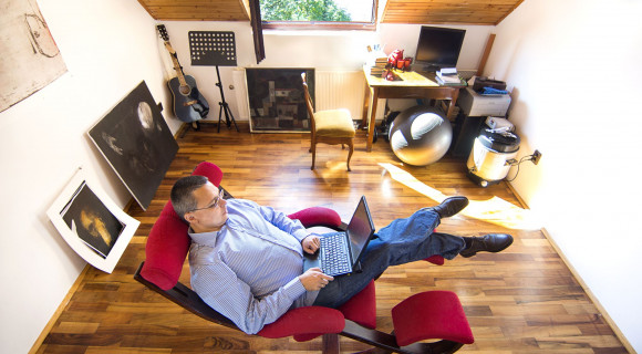 Így néz ki Dragomán György dolgozószobája