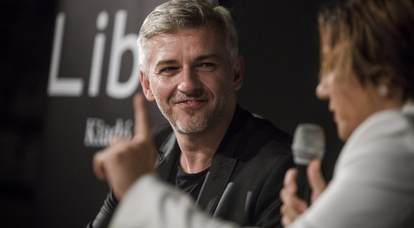 Alföldi most médiumként járja be saját Magyarországát