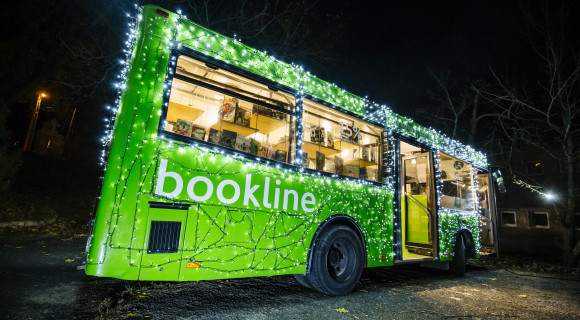 Fénybusszal járja a gyermekotthonokat a Bookline