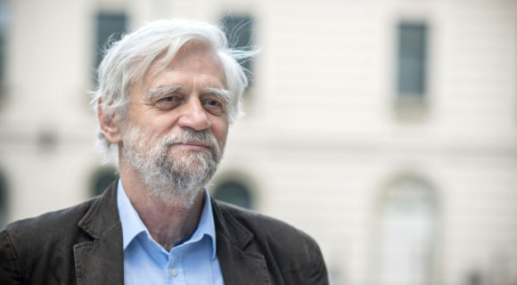 „Az Isten is olvasószerkesztőnek teremtette” – Parti Nagy Lajos köszönti a 75 éves Csordás Gábort