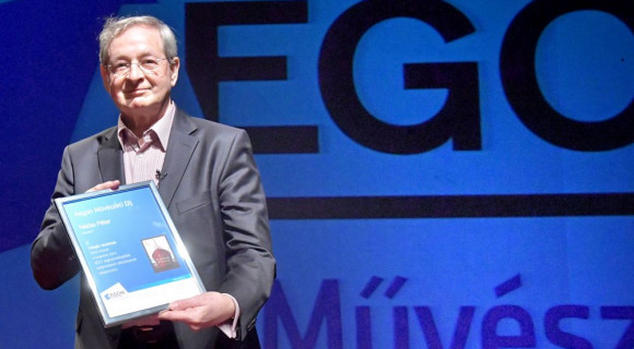 Nádas nem az egyediségében akarja ábrázolni az embert