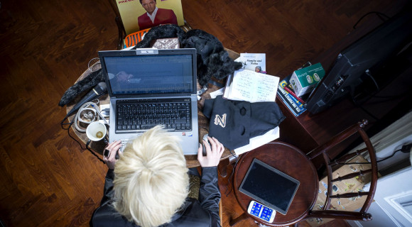 Így néz ki Karafiáth Orsolya dolgozóasztala