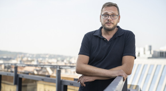 Kőhalmi Zoltán könyvében minden mondaton átüt a nyelvi humor