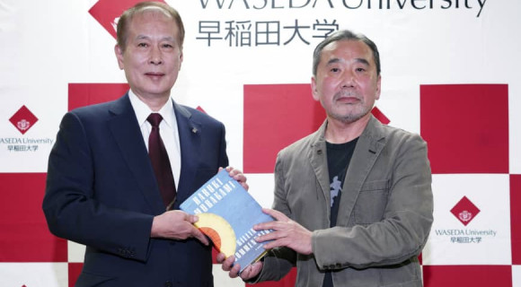 Murakami Haruki egykori egyetemének adományozza kéziratait
