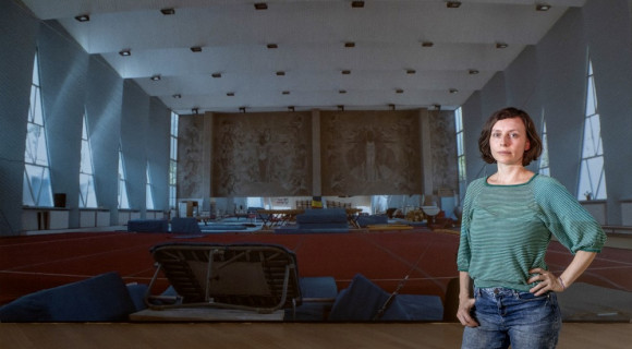 Egy kiállítás képe – Mán-Várhegyi Réka: A tévé előtt kuporgó kislány én vagyok