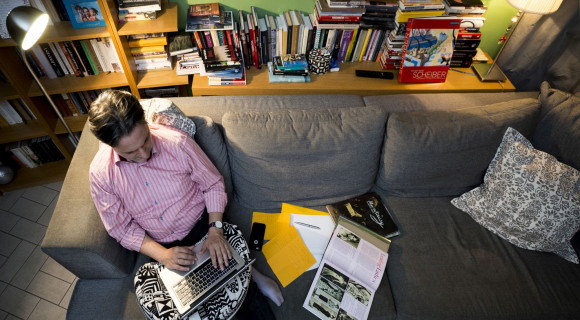 Így néz ki Nyáry Krisztián dolgozókanapéja